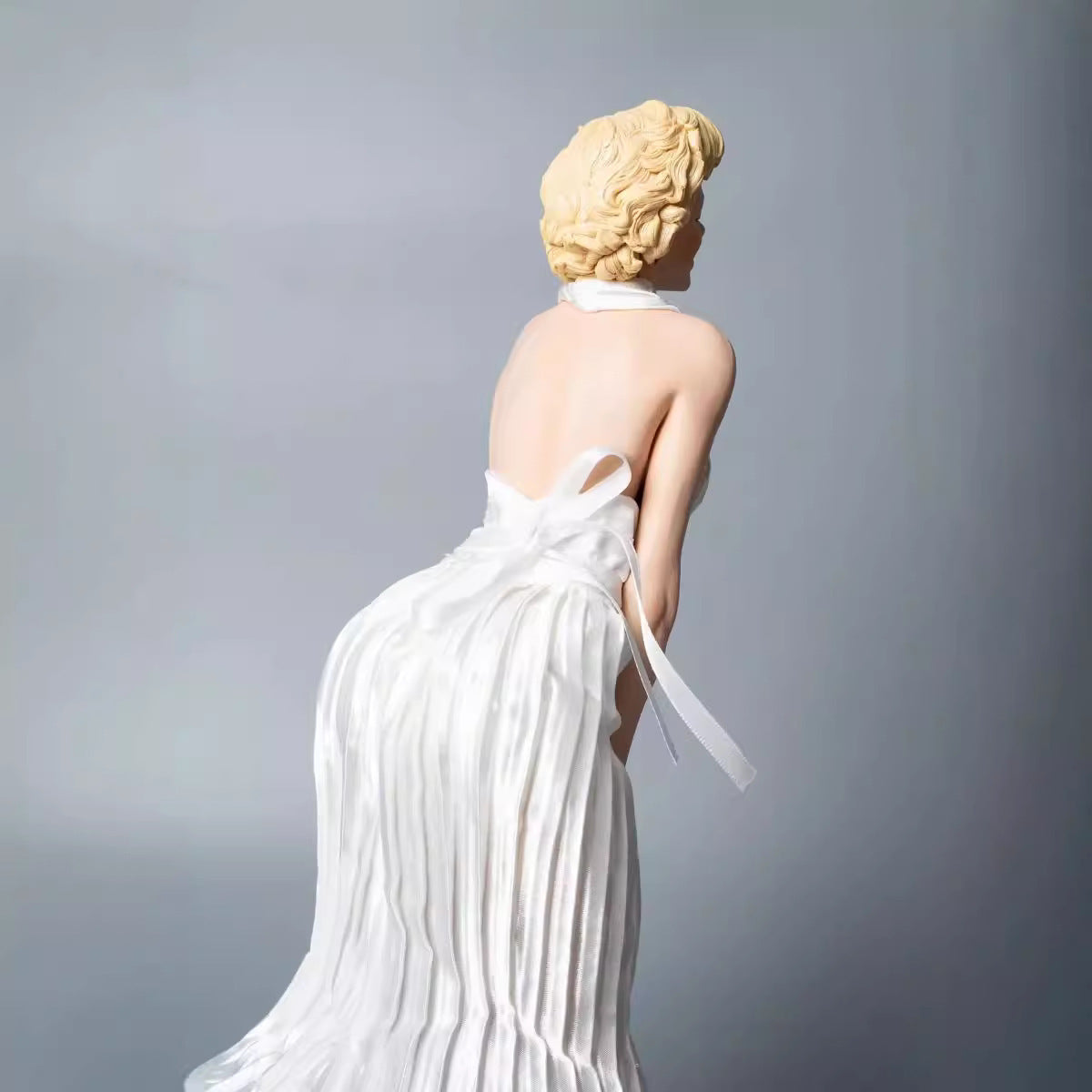 Marilyn Monroe figure white dress statue